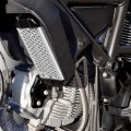 gr03E-scrambler-protezione-radiatore-olio.jpg